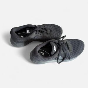 black nike tennis shoes